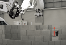 Робот-каменщик Hadrian X профессионально укладывает до 200 кирпичей в час