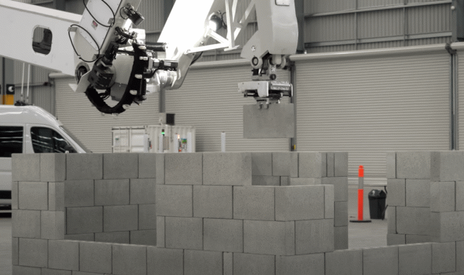 Робот-каменщик Hadrian X профессионально укладывает до 200 кирпичей в час