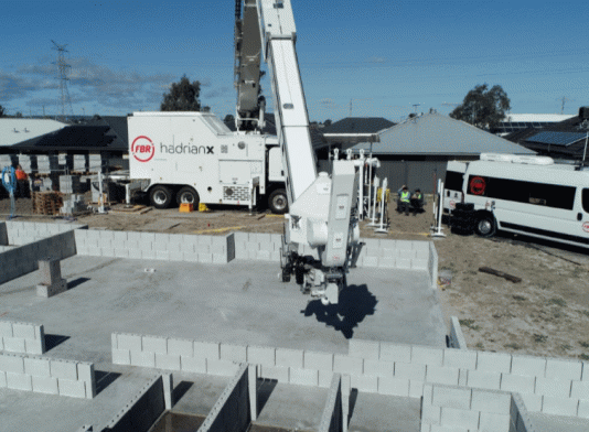 Робот-каменщик Hadrian X возвел свой первый дом