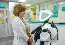 В российской клинике появился робот-сотрудник