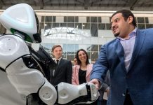 Принц Саудовской Аравии познакомился с российским роботом