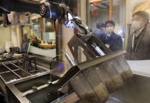 Робот готовит лапшу для японцев на железнодорожной станции