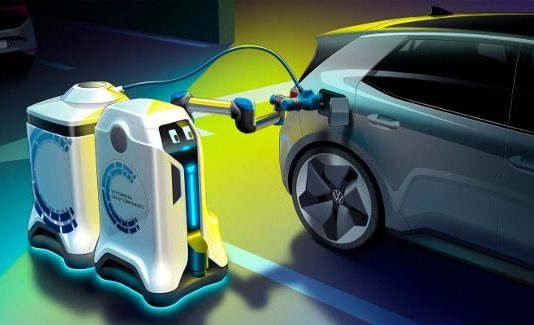 Сервисный робот Volkswagen зарядит электромобиль