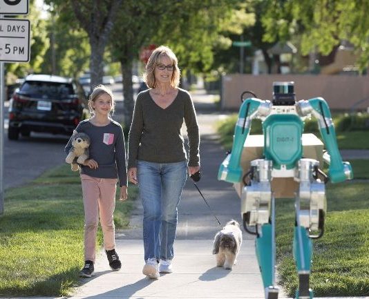 Ford показала складного робота для доставки заказов до двери