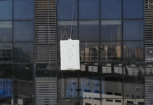 Китайский стартап производит роботов для чистки фасадов зданий