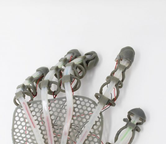 Эластичные датчики дадут роботам тактильные ощущения