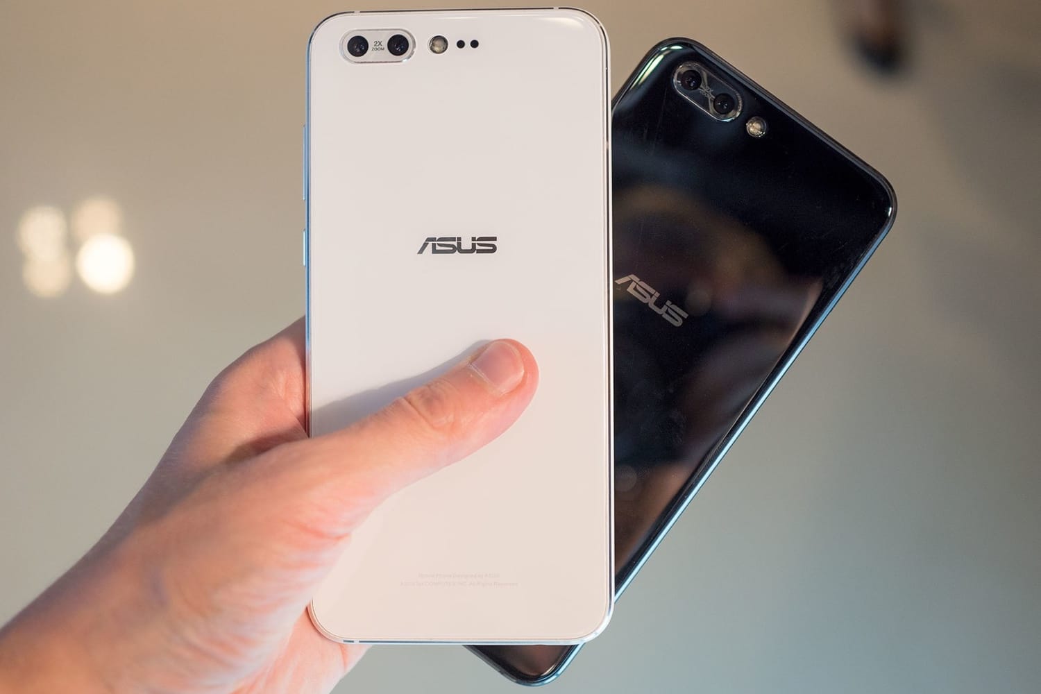 Asus X018D – безрамочный 5-дюймовый смартфон по невысокой цене