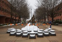 Студентов кормит самый большой в мире парк роботов