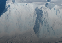 Астронавты вышли в открытый космос из китайской станции впервые