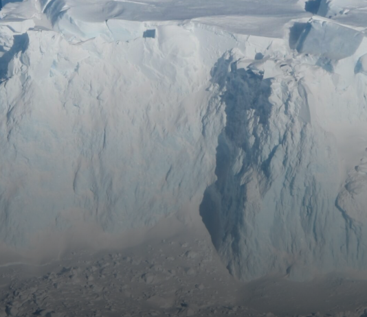 Астронавты вышли в открытый космос из китайской станции впервые