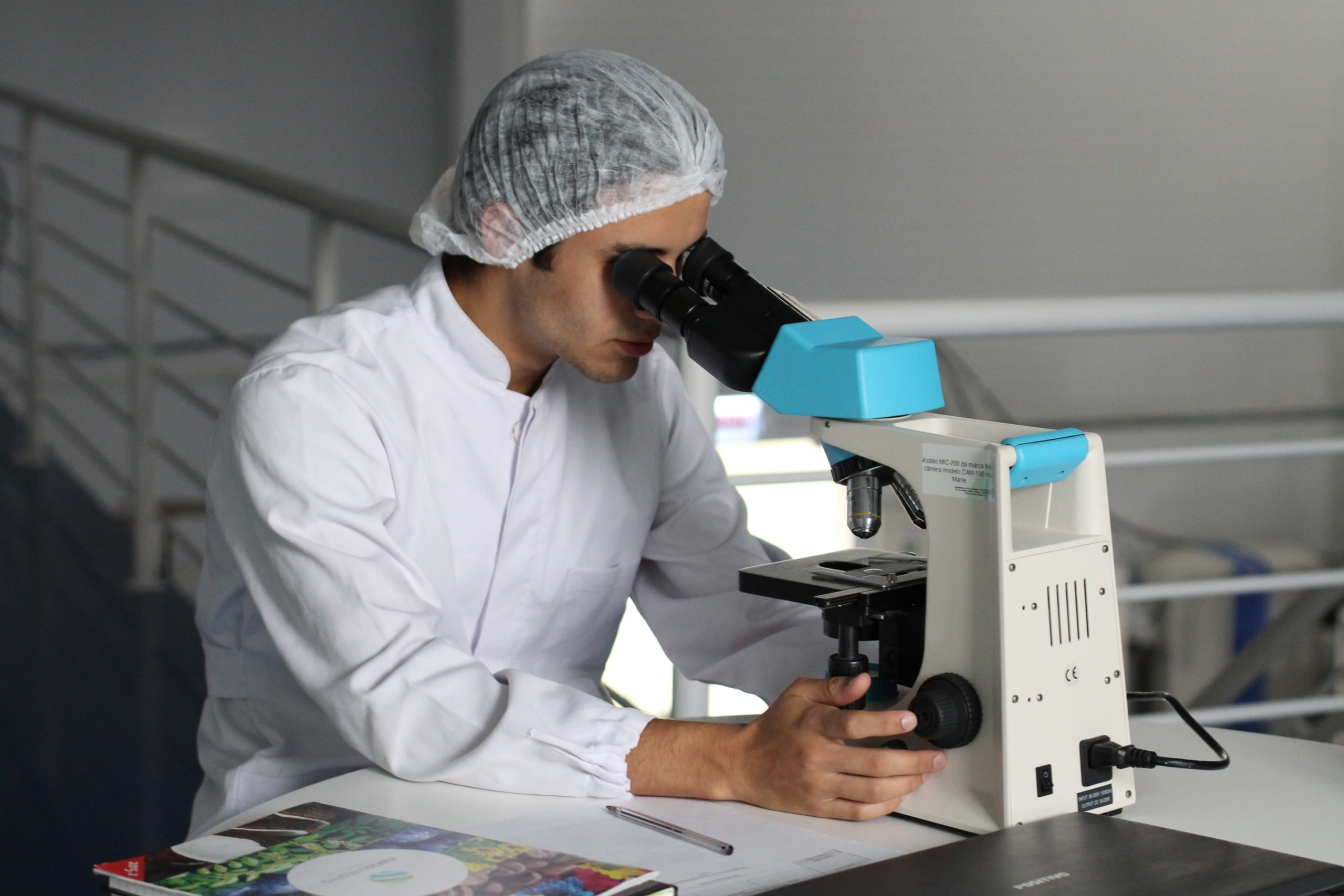 Учёный делает ПЦР-тест и на антитела